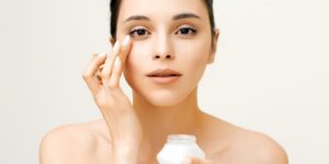 Good Bye Bekas Jerawat! Ini 7 Bahan Skincare yang Ampuh Sembuhkan 3 Manfaat menggunakan skincare pada wajah salah satunya hempas jerawat - Majalahkartini.com