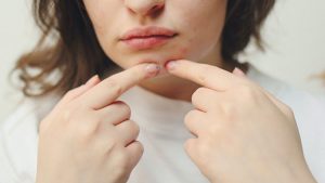 Good Bye Bekas Jerawat! Ini 7 Bahan Skincare yang Ampuh Sembuhkan 2 Langkah Membersihkan Wajah Agar Terhindar dari Jerawat dan Maskne_womanindonesia.jpg