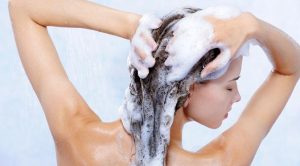 5 Tips Keramas yang Benar dan Nggak Buat Rambut Rusak 2 Ini cara keramas yang benar dan nggak buat rambut rusak - Majalahkartini.com