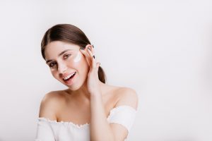 Good Bye Bekas Jerawat! Ini 7 Bahan Skincare yang Ampuh Sembuhkan 4 Kandungan Niacinamide di Skincare dan hempas jerawat - Majalahkartini.com