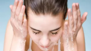 4 Manfaat Facial Wash Usai Berkegiatan Seharian 2 Kulit cerah dan sehat ketika rutin memakai facial wash - Majalahkartini.com