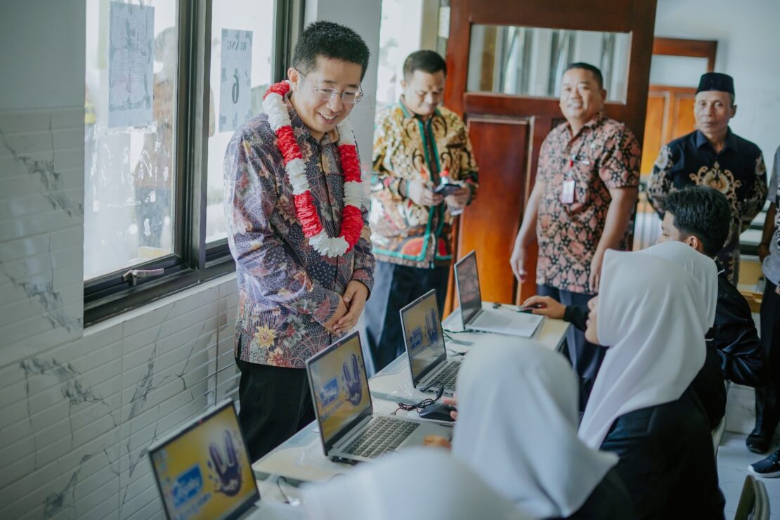 Joyday Sumbangkan Laptop untuk Pendidikan di Desa Sukamukti_Majalahkartini.com