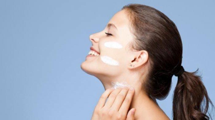 5 Langkah Wajah Mulus Bebas Jerawat 7 Pentingnya Memakai Sunscreen Sampai Leher_womanindonesia.co.id