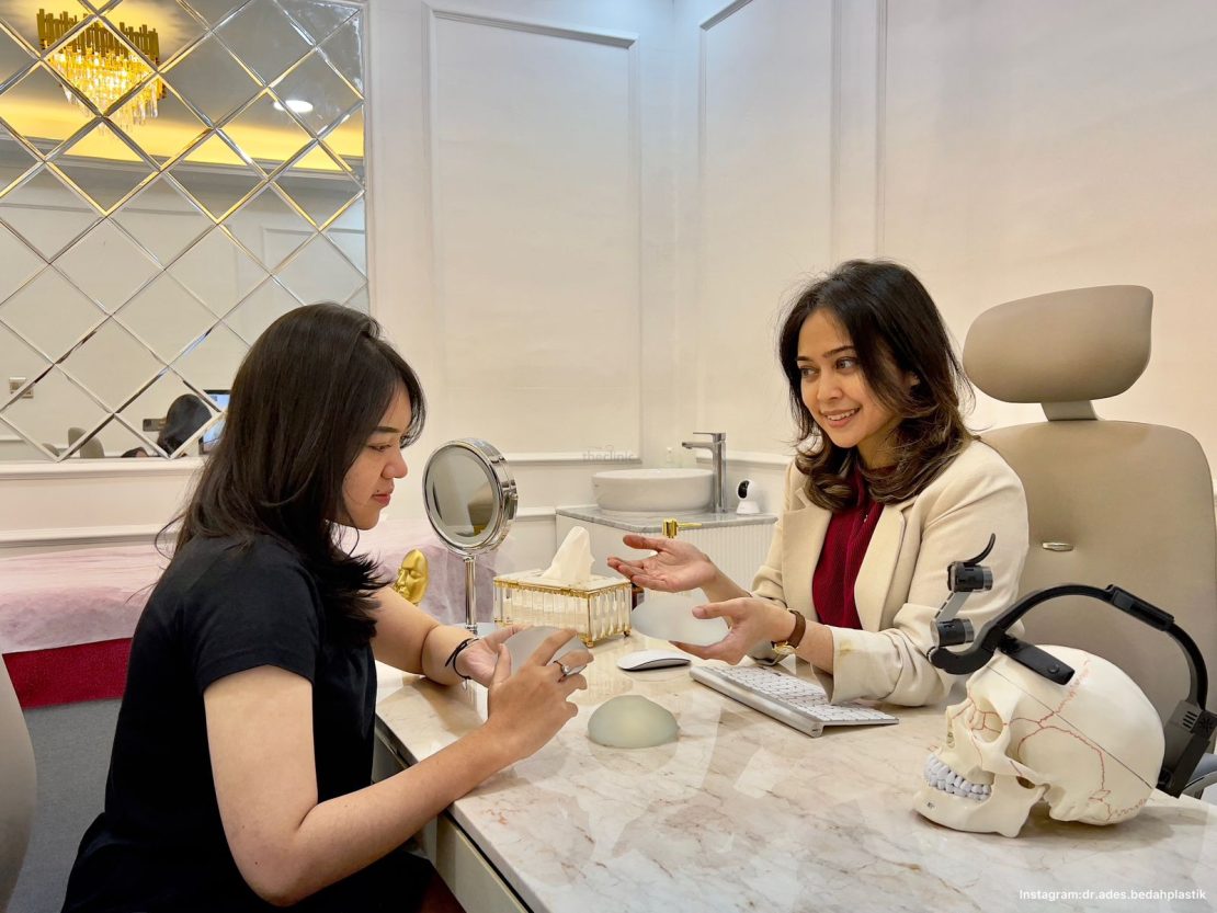 Dr. Ade Sari Nauli Sitorus: Mengukir Kecantikan Lewat Sentuhan Bedah Estetik_Majalahkartini.com