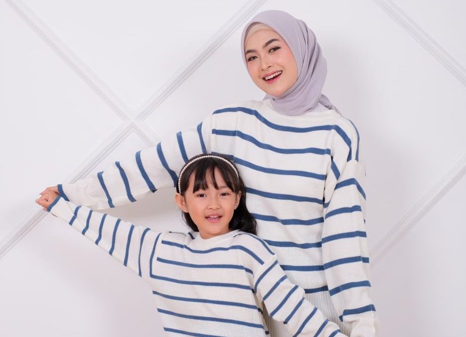 Inspirasi Twin Outfit Agar Tampil Kompak dan Serasi Bersama Sang Buah Hati_womanindonesia.co.id