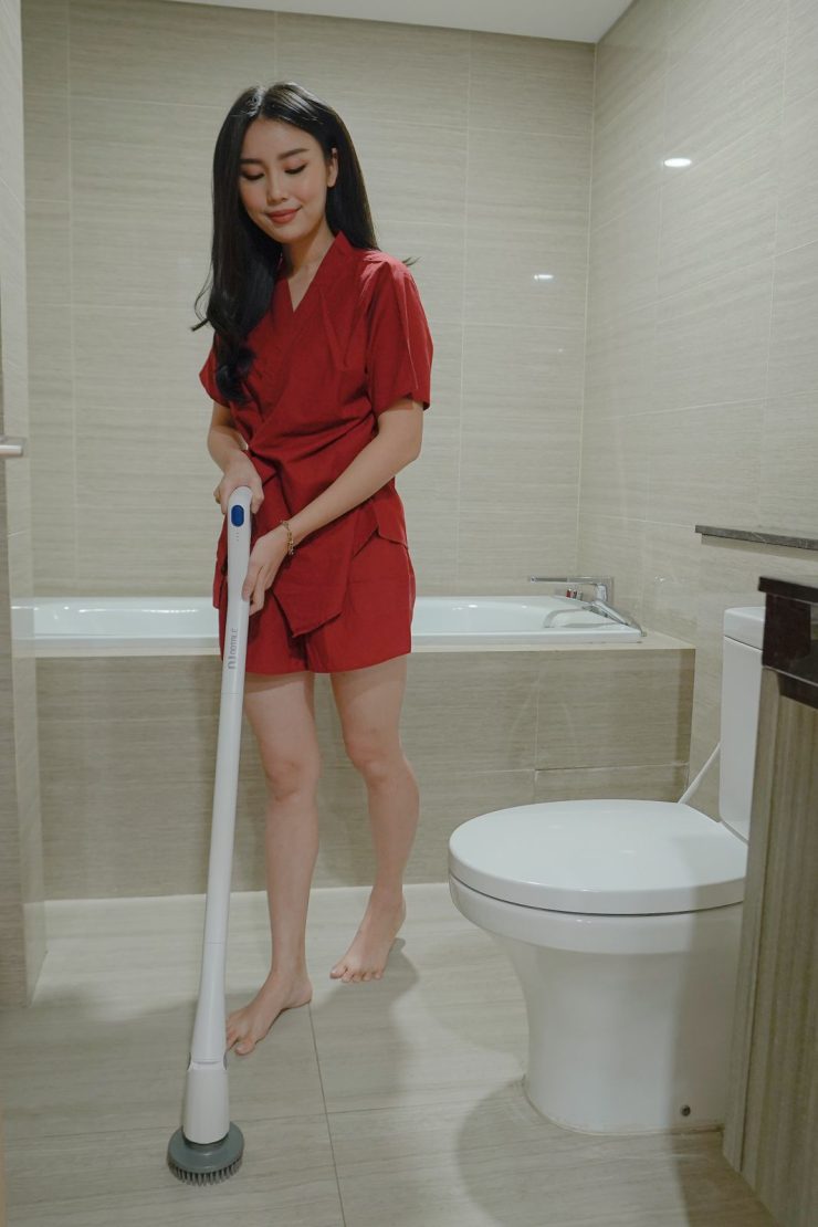 Cara Bersihkan Lantai Kamar Mandi Agar Tidak Licin Anti Pegal dan Capek!_Majalahkartini.com