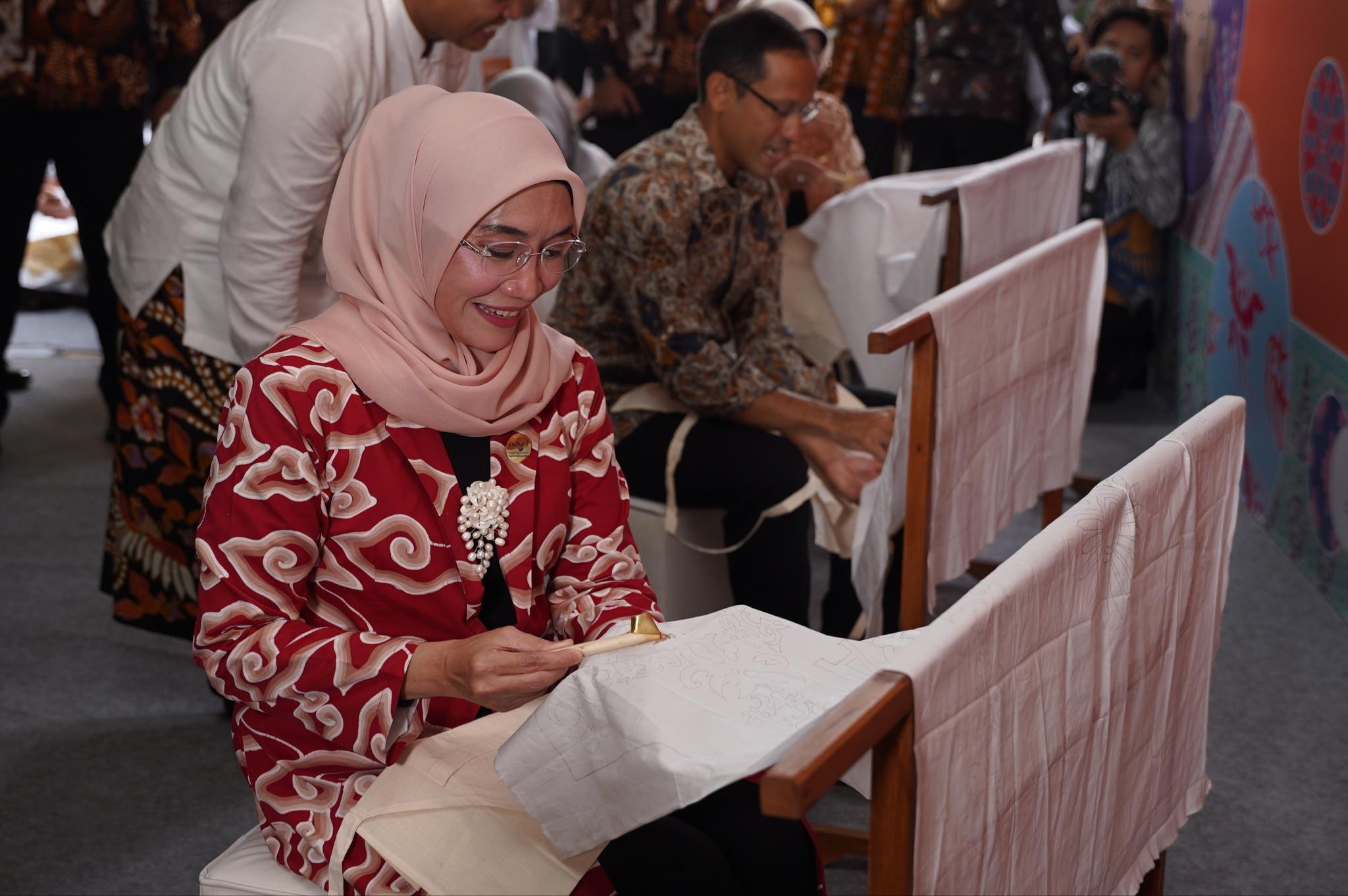 Hari Batik Nasional 2023, Momen Kebangkitan Batik Setelah Pandemi Covid-19 2 Istri Wakil Presiden Indonesia Ibu Wury Ma’ruf Amin, di peryaan Hari Batik Nasional 2023 - TMII