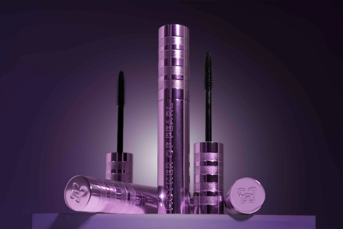 Close-up aplikator maskara tahan lama MaxCara dengan formula waterproof dan anti-smudge - majalahkartini.com