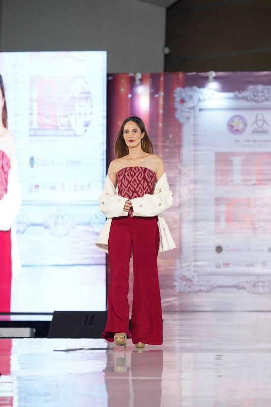 Desainer muda Indonesia tampil di fashion show dengan busana modern berbahan wastra nusantara - majalahkartini.com