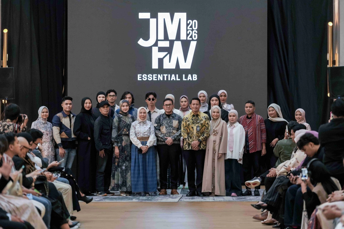 Model memperagakan koleksi hijab modern di panggung Jakarta Muslim Fashion Week 2026 - majalahakartini.com