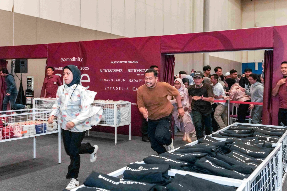 Suasana meriah festival diskon dengan pengunjung yang antusias berbelanja