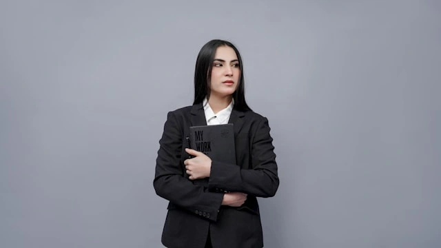 Cara Perempuan Pekerja Menghadapi Tantangan Karir dan Kewajiban Keluarga - majalahkartini.com