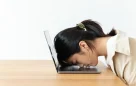 Mengelola Kelelahan Digital Cara Pintar Menghadapi Informasi yang Berlebihan