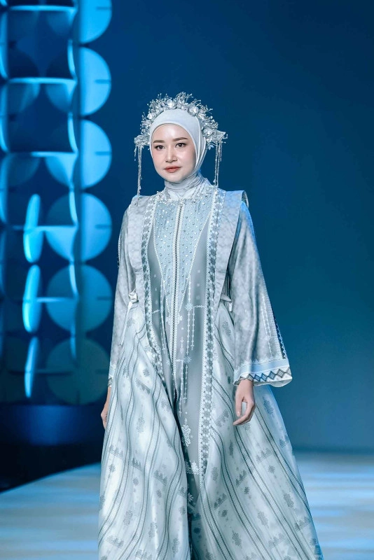 Terinspirasi Budaya Tradisi, Greisy Hadirkan Koleksi Etnik Modern Bertema Waves of Heritage di Jakarta Muslim Fashion Week 2026